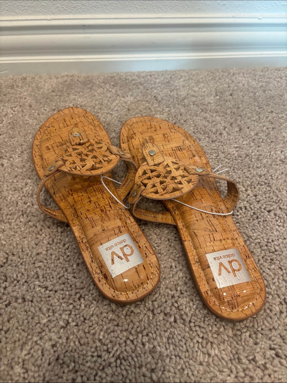 Dolce Vita Cork-Pattern Thong Sandals in Tan size 8 - Picture 3 of 7